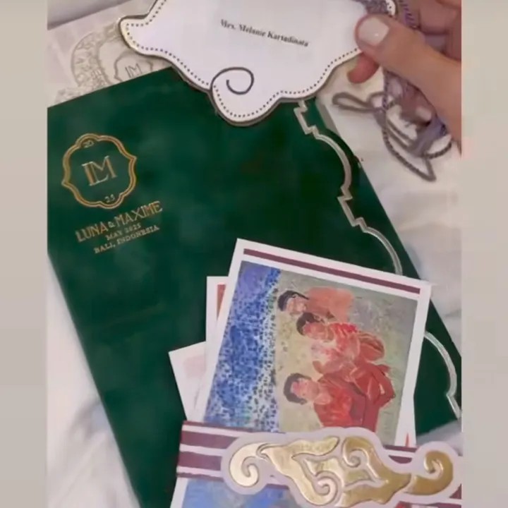 Potret elegan surat undangan pernikahan Luna Maya dan Maxime Bouttier, ada bonus kartu pos artistik