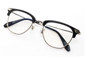 Jangan pakai alkohol, membersihkan kacamata sekarang bisa pakai 4 trik mudah ini