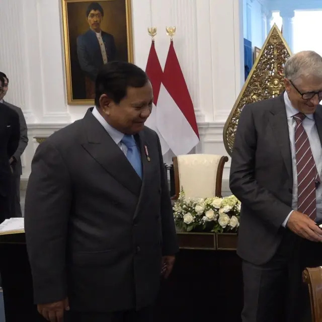 Momen gembira Bill Gates jumpa Bobby Kertanegara, sampai puji si kucing hingga beri kado boneka paus