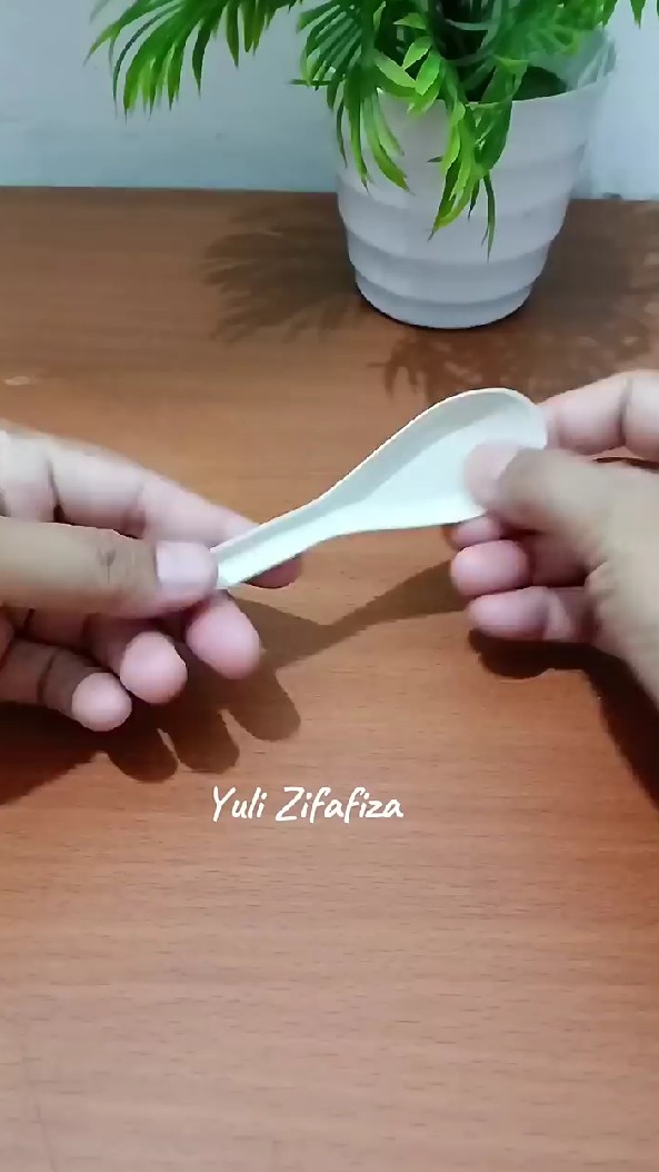 Trik kreatif mengubah sendok plastik bekas jadi gantungan, sekarang jadi lebih estetik dan rapi