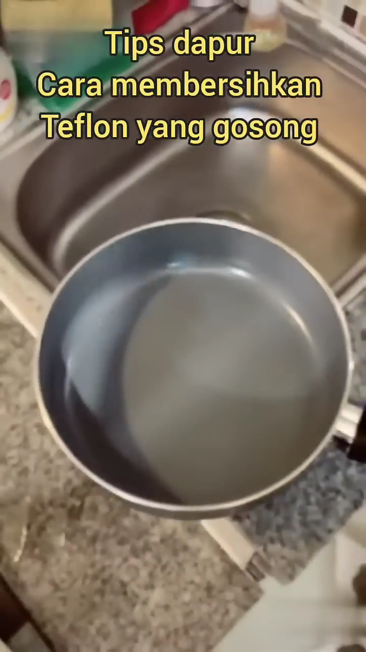 Trik menghilangkan kerak gosong di teflon sekarang pakai 1 bahan sederhana, noda membandel auto enyah