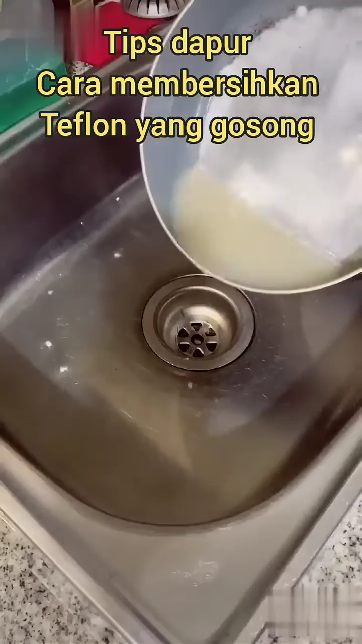 Trik menghilangkan kerak gosong di teflon sekarang pakai 1 bahan sederhana, noda membandel auto enyah