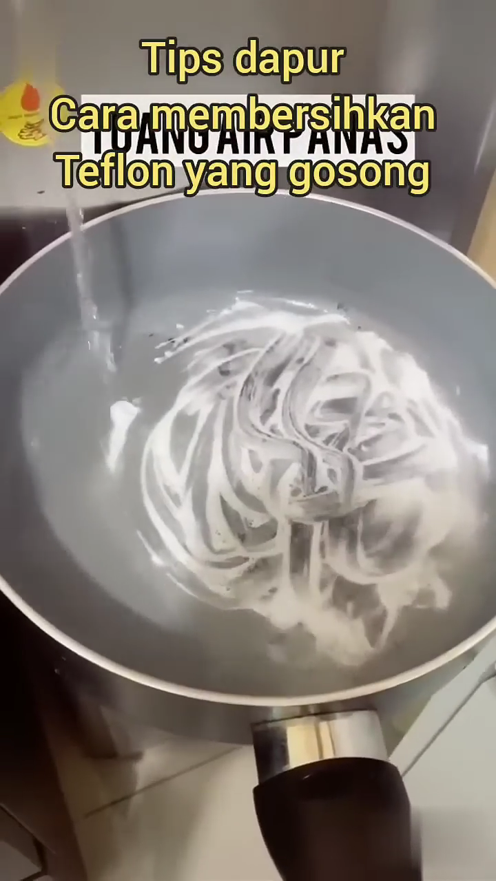 Trik menghilangkan kerak gosong di teflon sekarang pakai 1 bahan sederhana, noda membandel auto enyah
