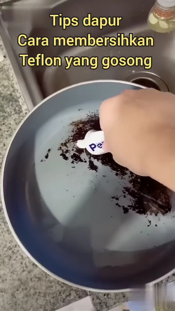 Trik menghilangkan kerak gosong di teflon sekarang pakai 1 bahan sederhana, noda membandel auto enyah