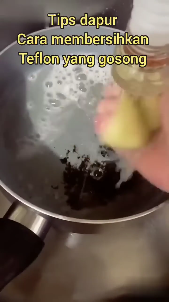 Trik menghilangkan kerak gosong di teflon sekarang pakai 1 bahan sederhana, noda membandel auto enyah