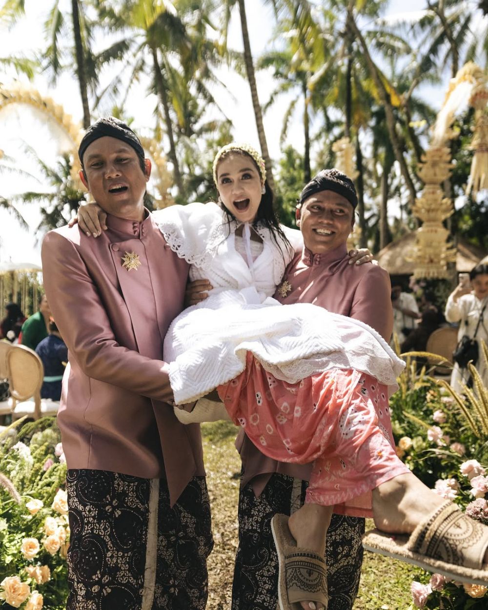 Mengulik kecocokan zodiak Luna Maya dan Maxime, langgeng hingga ke pernikahan meski terpaut usia jauh