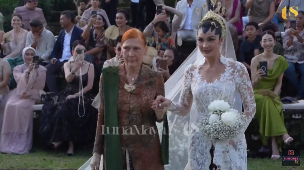 13 Momen akad nikah Luna Maya dan Maxime Bouttier digelar intimate di Bali, nominal maharnya unik