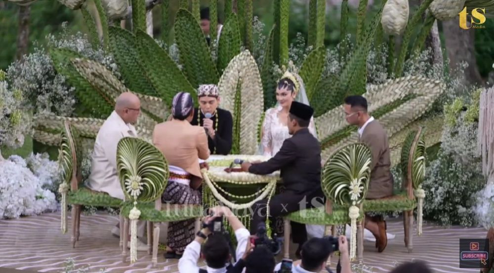 13 Momen akad nikah Luna Maya dan Maxime Bouttier digelar intimate di Bali, nominal maharnya unik