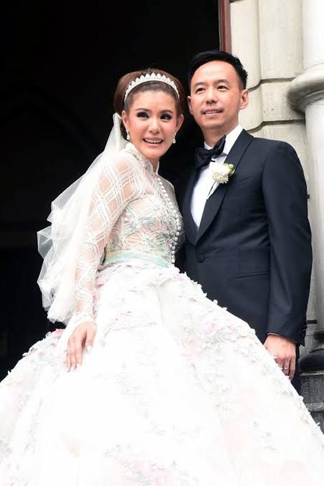 Lepas masa lajang di usia 40-an, ini momen bahagia pernikahan pertama 5 seleb cantik