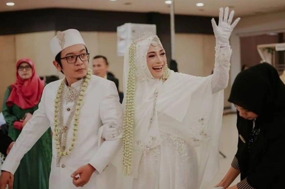 Lepas masa lajang di usia 40-an, ini momen bahagia pernikahan pertama 5 seleb cantik