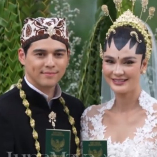 Lepas masa lajang di usia 40-an, ini momen bahagia pernikahan pertama 5 seleb cantik