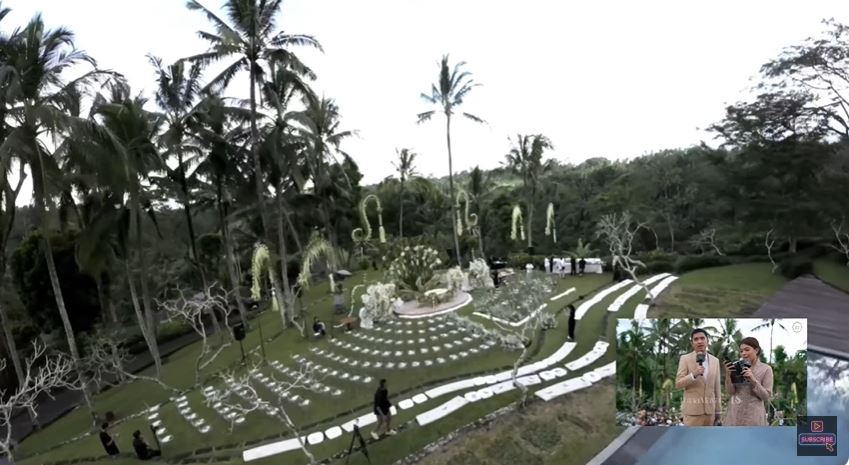 9 Potret dekorasi akad nikah Luna Maya dan Maxime Bouttier, desain anyaman janurnya bikin salah fokus