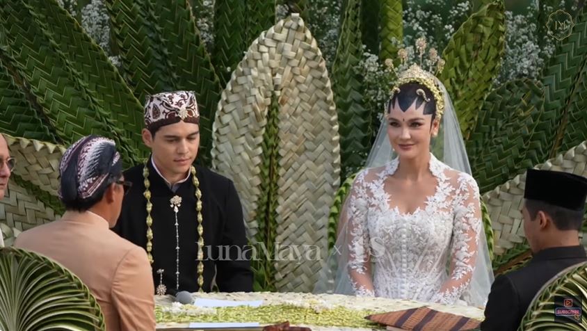 9 Potret dekorasi akad nikah Luna Maya dan Maxime Bouttier, desain anyaman janurnya bikin salah fokus