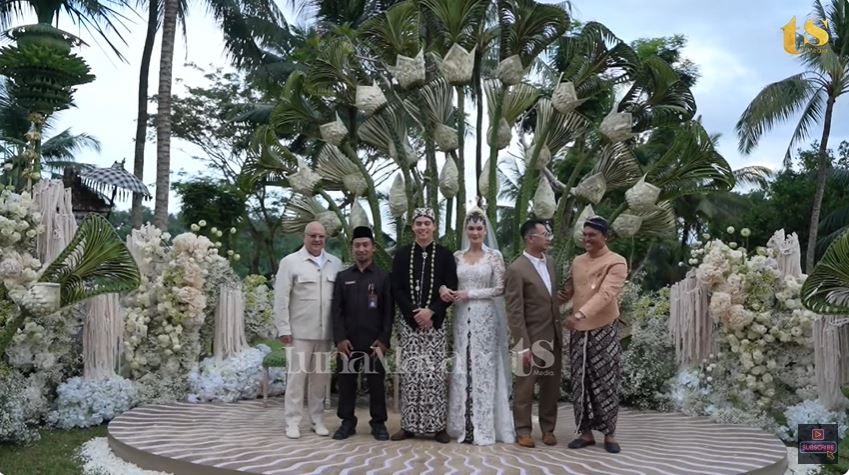 9 Potret dekorasi akad nikah Luna Maya dan Maxime Bouttier, desain anyaman janurnya bikin salah fokus