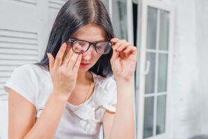 Cara kencangkan kulit area mata hanya pakai 2 tambahan sayuran, nggak perlu repot beli eye cream