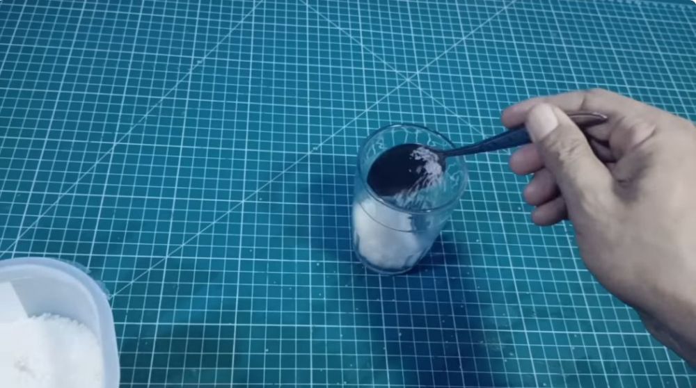 Trik bersihkan ban mobil buluk tanpa dicuci, kinclong dan hitam bak disemir cuma tambah 1 bahan dapur