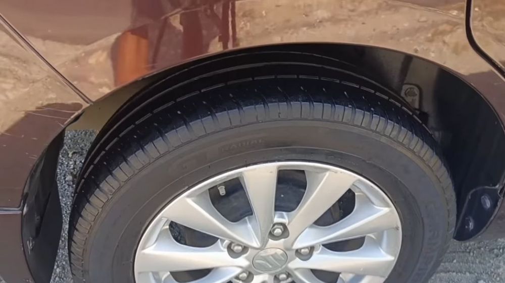 Trik bersihkan ban mobil buluk tanpa dicuci, kinclong dan hitam bak disemir cuma tambah 1 bahan dapur