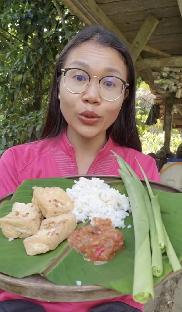 Wanita ini nikmat banget makan lalapan daun kunyit tergulung, apa enak dan khasiatnya?