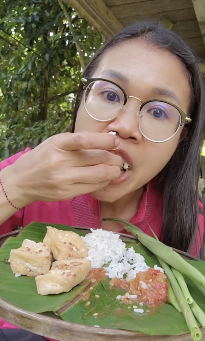 Wanita ini nikmat banget makan lalapan daun kunyit tergulung, apa enak dan khasiatnya?