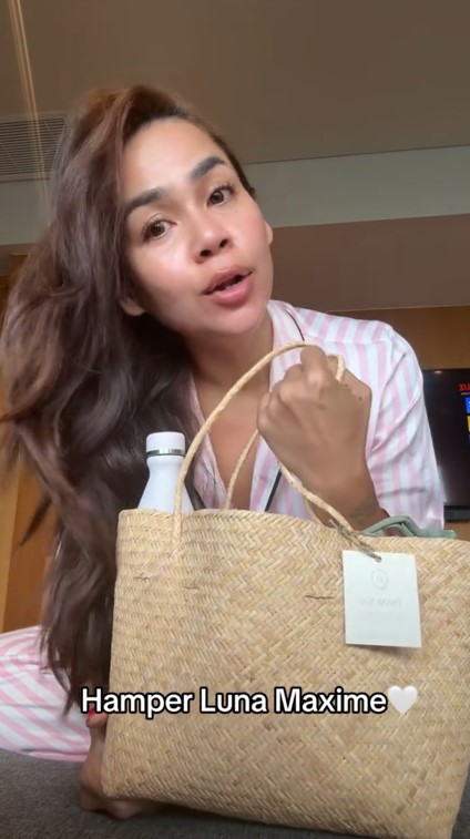 Suvenir pernikahan Luna Maya dan Maxime cuma dibungkus tas rotan, tapi isinya mewah, 5 potretnya