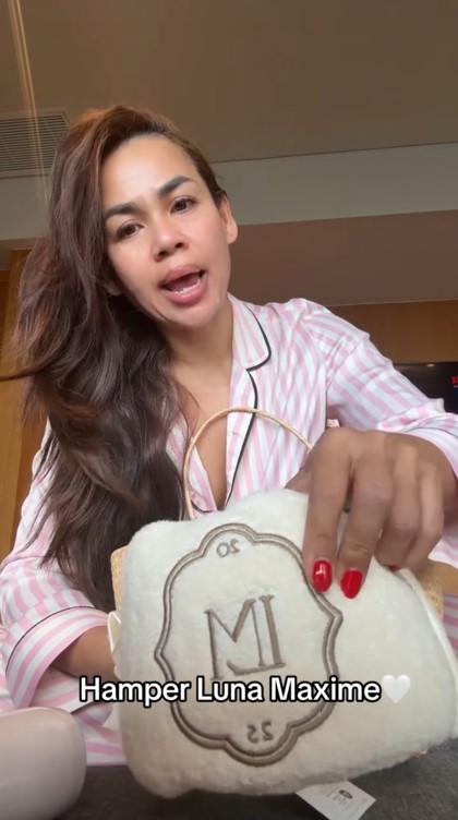 Suvenir pernikahan Luna Maya dan Maxime cuma dibungkus tas rotan, tapi isinya mewah, 5 potretnya