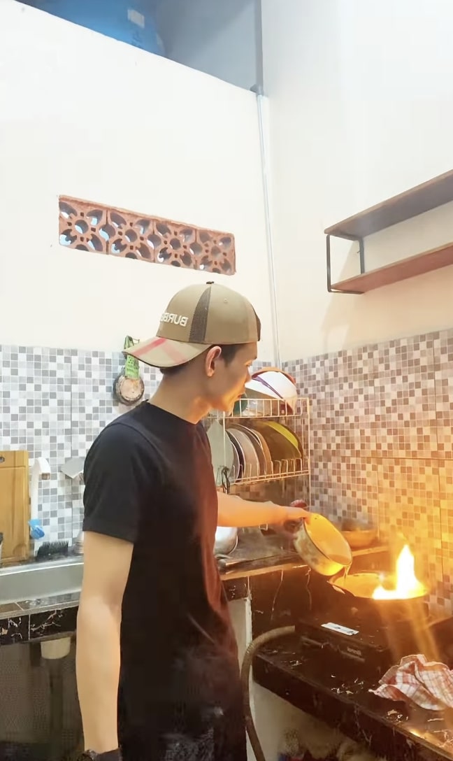 Cara mematikan api di atas panci atau wajan langsung dari koki, tak perlu air