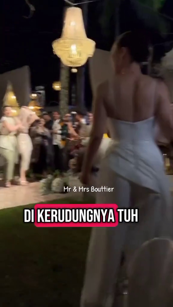 9 Potret Olla Ramlan hadiri resepsi nikah Luna Maya dan Maxime Bouttier, gaya hijabnya jadi sorotan