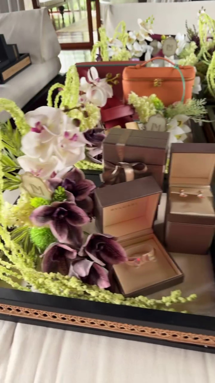 Luna Maya dan Maxime Bouttier saling beri seserahan pernikahan berisi barang mewah, ini 9 potretnya