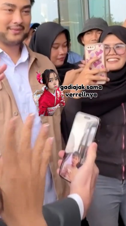 7 Potret Verrell Bramasta terang-terangan video call Fuji sebelum kerja, panggilannya jadi sorotan