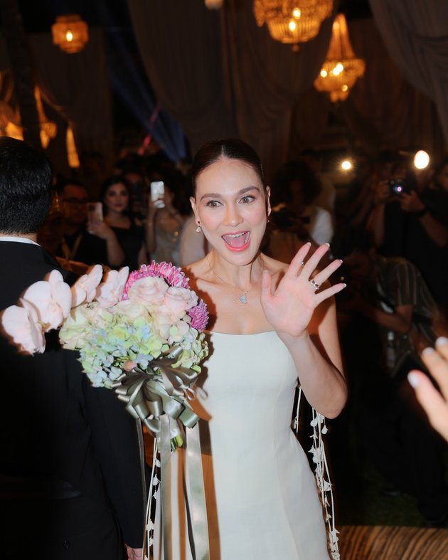 Pakai tali spaghetti, begini kisah dibalik pembuatan gaun Luna Maya yang dibuat hanya hitungan hari