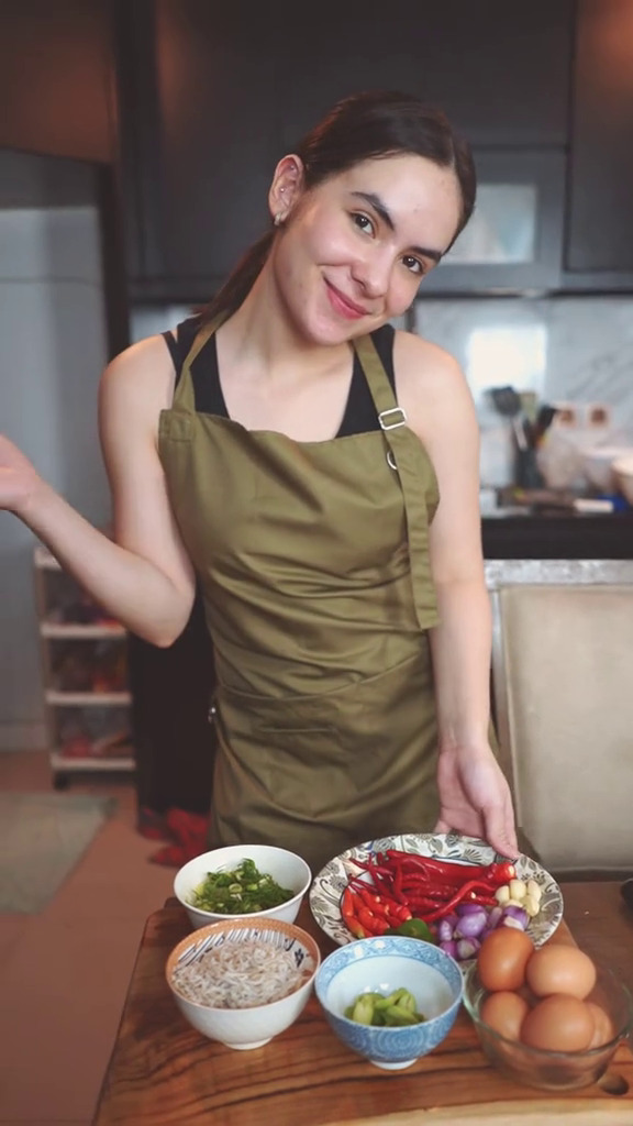 Hobi masak dan bagi-bagi resep, intip 9 potret dapur Steffi Zamora desainnya minimalis serba hitam