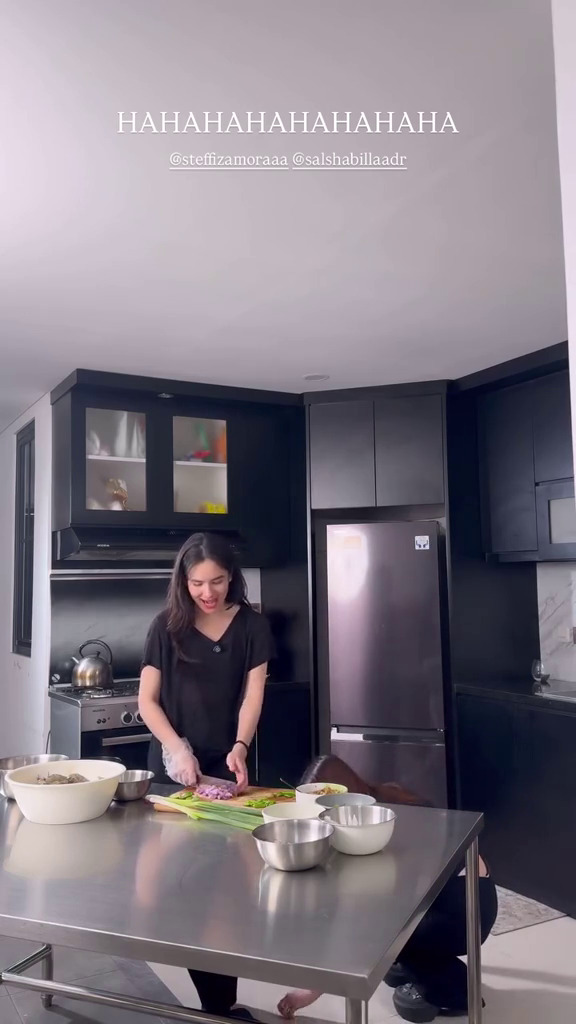 Hobi masak dan bagi-bagi resep, intip 9 potret dapur Steffi Zamora desainnya minimalis serba hitam