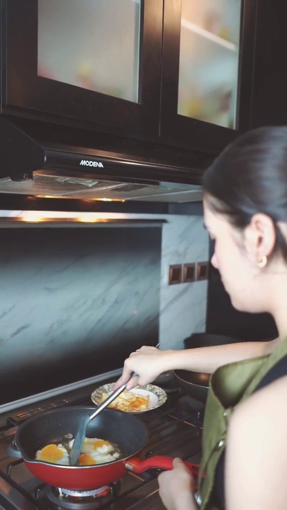 Hobi masak dan bagi-bagi resep, intip 9 potret dapur Steffi Zamora desainnya minimalis serba hitam