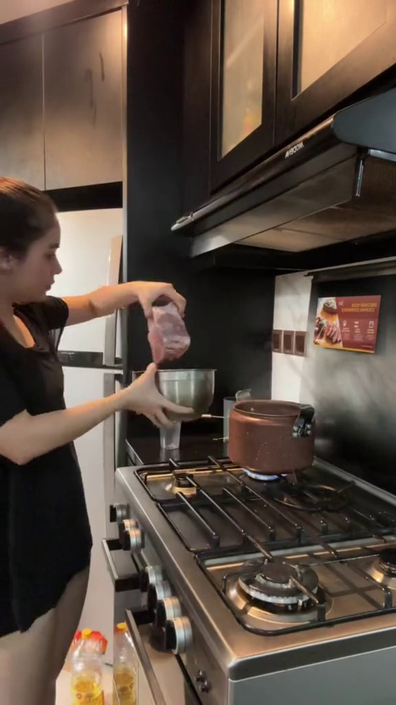 Hobi masak dan bagi-bagi resep, intip 9 potret dapur Steffi Zamora desainnya minimalis serba hitam