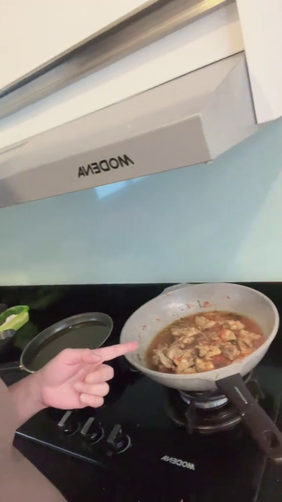 Kini jalani usaha jualan donat sambil aktif live TikTok, intip 7 potret dapur sederhana Pinkan Mambo