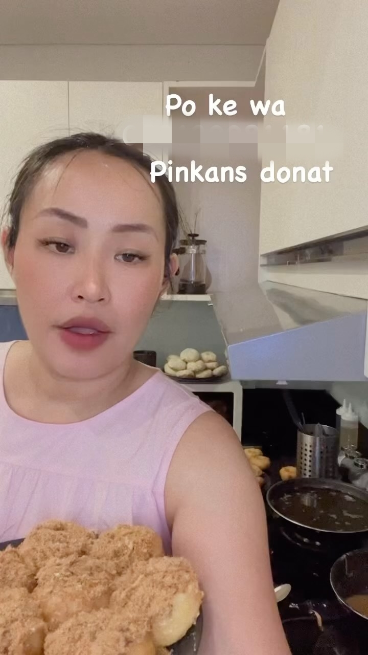 Kini jalani usaha jualan donat sambil aktif live TikTok, intip 7 potret dapur sederhana Pinkan Mambo