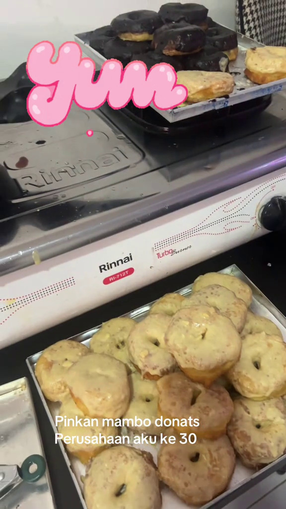 Kini jalani usaha jualan donat sambil aktif live TikTok, intip 7 potret dapur sederhana Pinkan Mambo