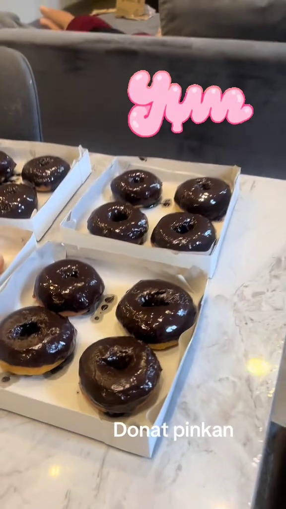 Kini jalani usaha jualan donat sambil aktif live TikTok, intip 7 potret dapur sederhana Pinkan Mambo