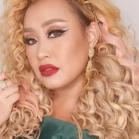 Kini jalani usaha jualan donat sambil aktif live TikTok, intip 7 potret dapur sederhana Pinkan Mambo