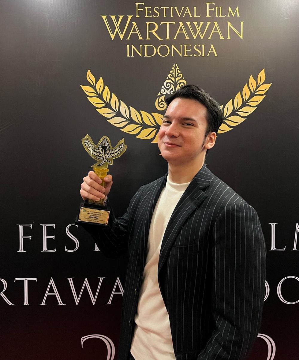 Nggak nyangka kini sudah jadi aktor papan atas, intip 11 potret terbaru bocah di iklan obat flu ini