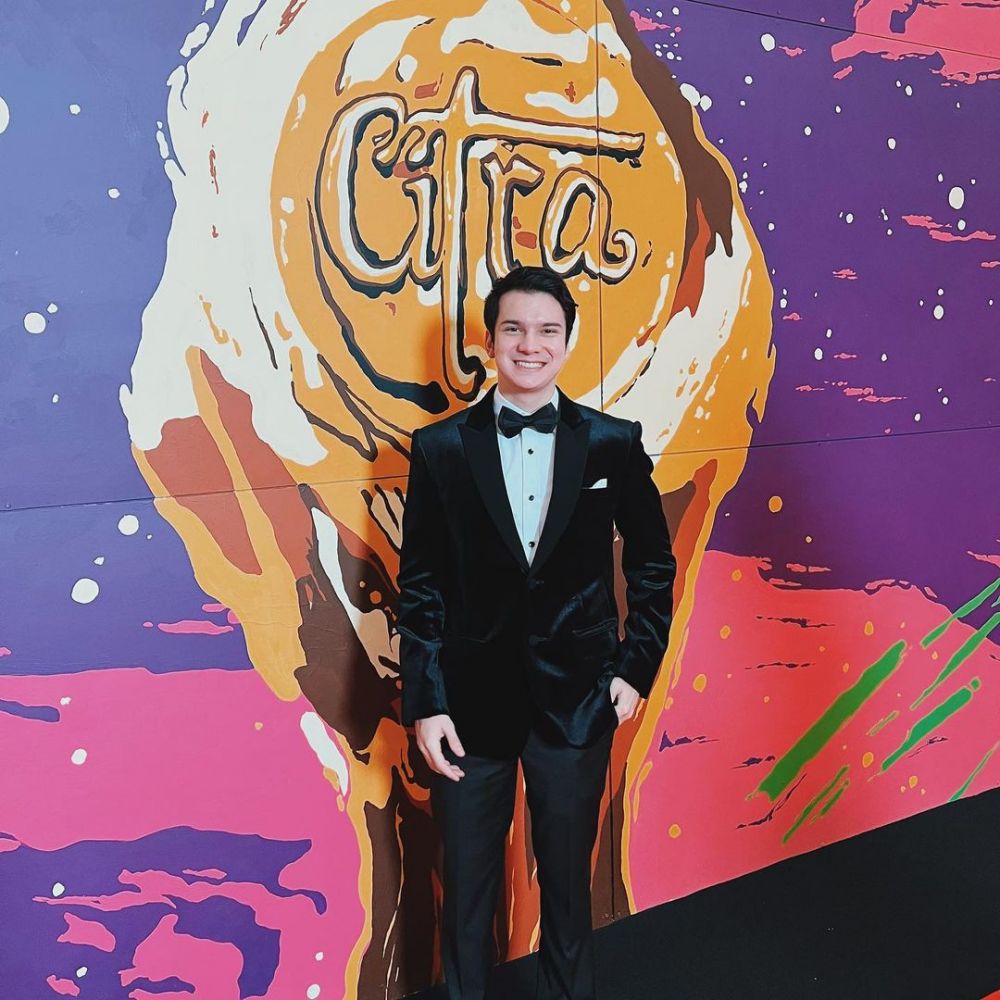 Nggak nyangka kini sudah jadi aktor papan atas, intip 11 potret terbaru bocah di iklan obat flu ini