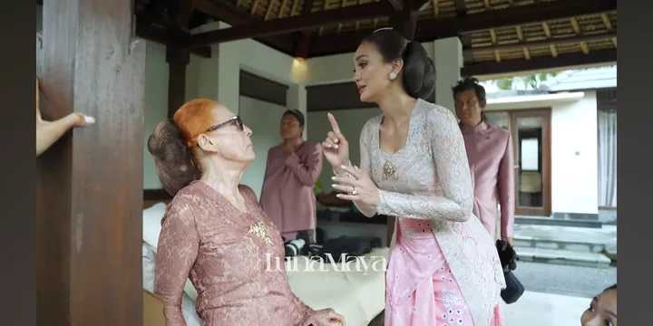 Desa Maya nyaris pakai sandal jepit di acara sang anak, ini cerita Luna Maya bujuk ibunya pakai heels