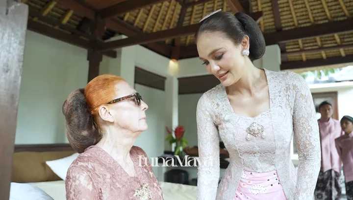 Desa Maya nyaris pakai sandal jepit di acara sang anak, ini cerita Luna Maya bujuk ibunya pakai heels
