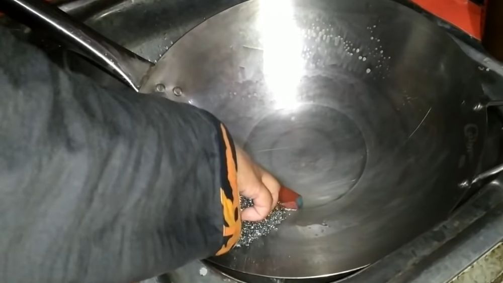 Kini wajan gosong jadi kinclong lagi tanpa dicuci sabun atau bahan pembersih, ini triknya