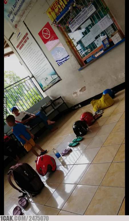 Bukan sekadar baris rapi, 11 potret kocak momen antre ini malah bikin ngakak nggak karuan