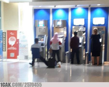 Bukan sekadar baris rapi, 11 potret kocak momen antre ini malah bikin ngakak nggak karuan