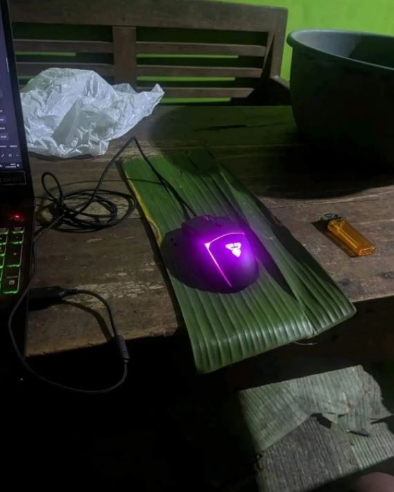 Niatnya mau produktif, 11 potret lucu isi meja komputer ini malah bikin gagal fokus