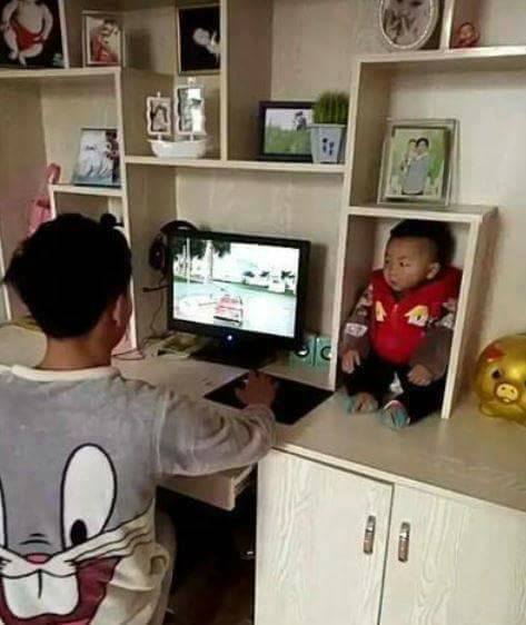 Niatnya mau produktif, 11 potret lucu isi meja komputer ini malah bikin gagal fokus