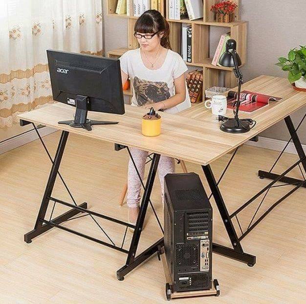 Niatnya mau produktif, 11 potret lucu isi meja komputer ini malah bikin gagal fokus