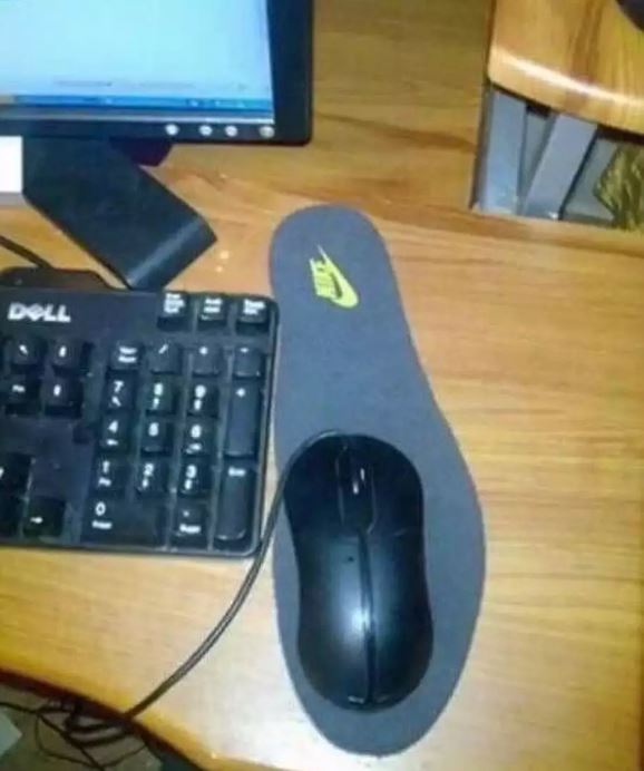 Niatnya mau produktif, 11 potret lucu isi meja komputer ini malah bikin gagal fokus